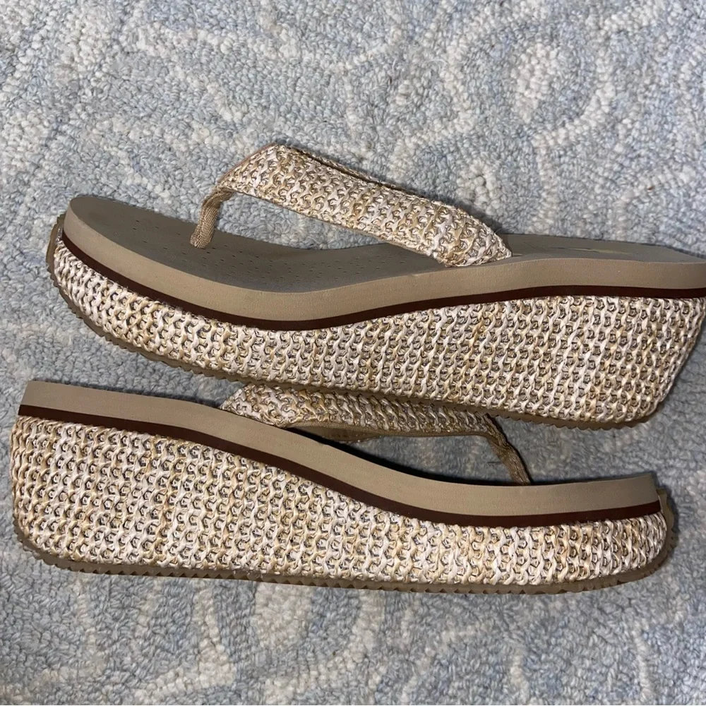 Volatile women’s 9 Straw Wedge Sandals beach vacay minimalist